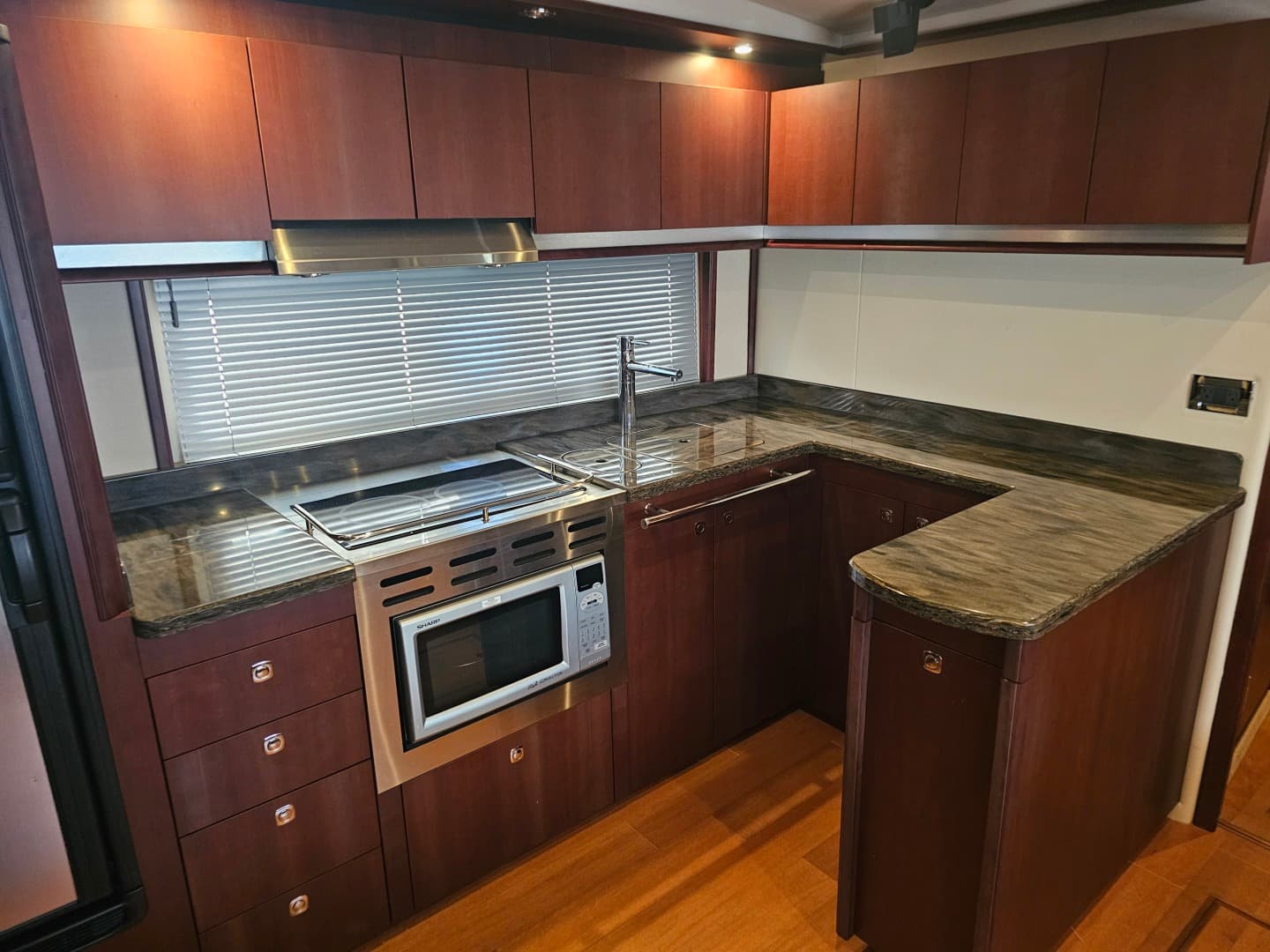 2012 Sea Ray 500 Sundancer — photo 32