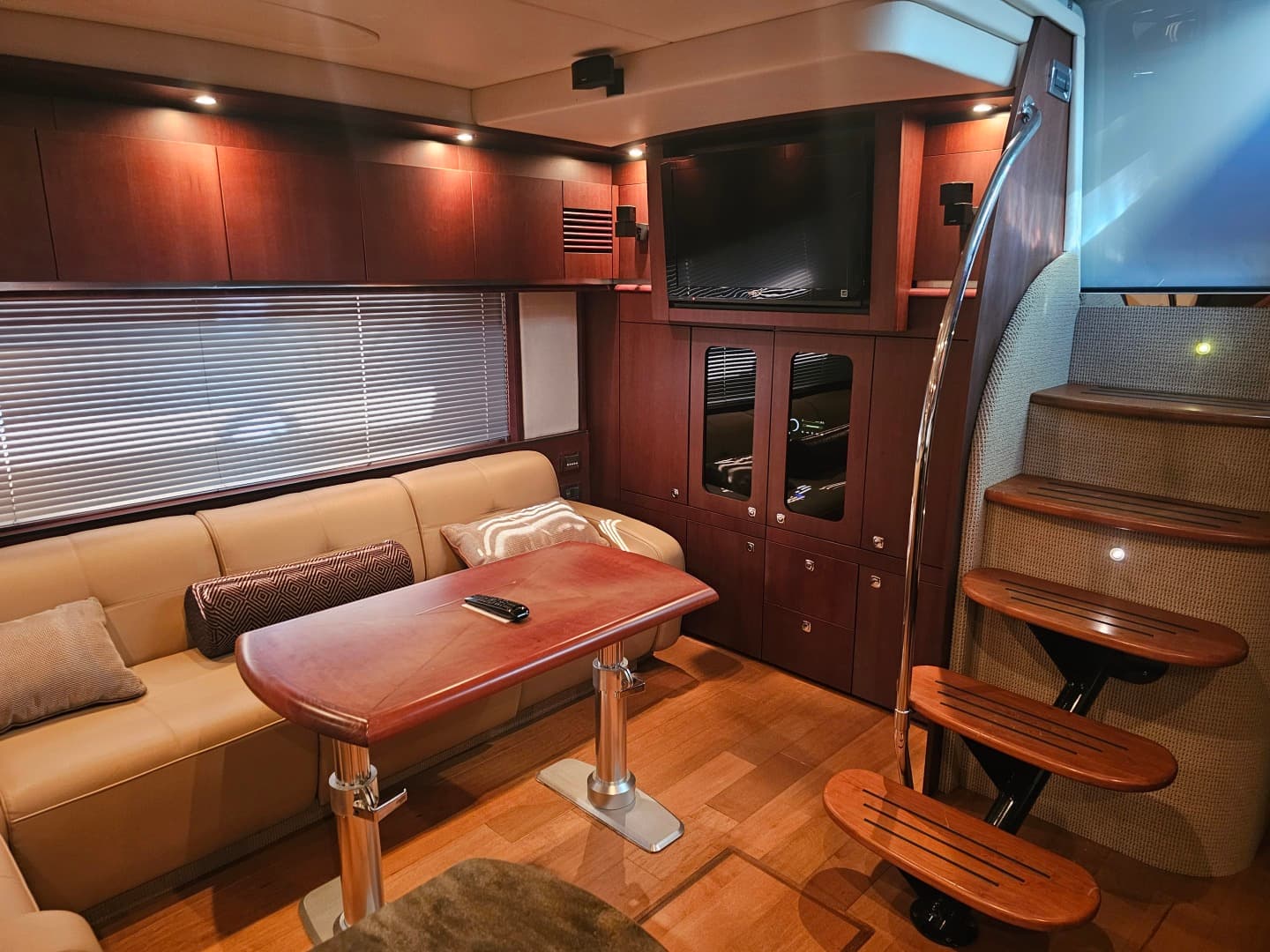 2012 Sea Ray 500 Sundancer — photo 36