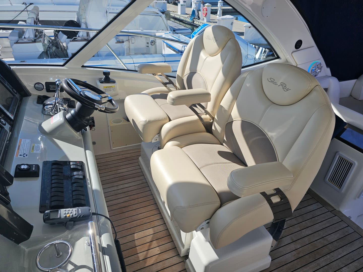 2012 Sea Ray 500 Sundancer — photo 18