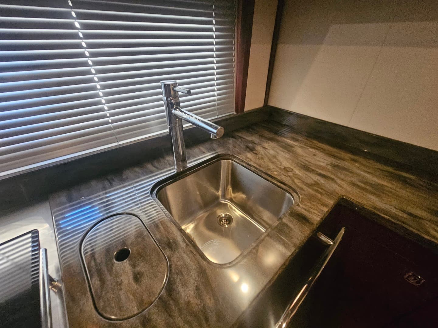 2012 Sea Ray 500 Sundancer — photo 49