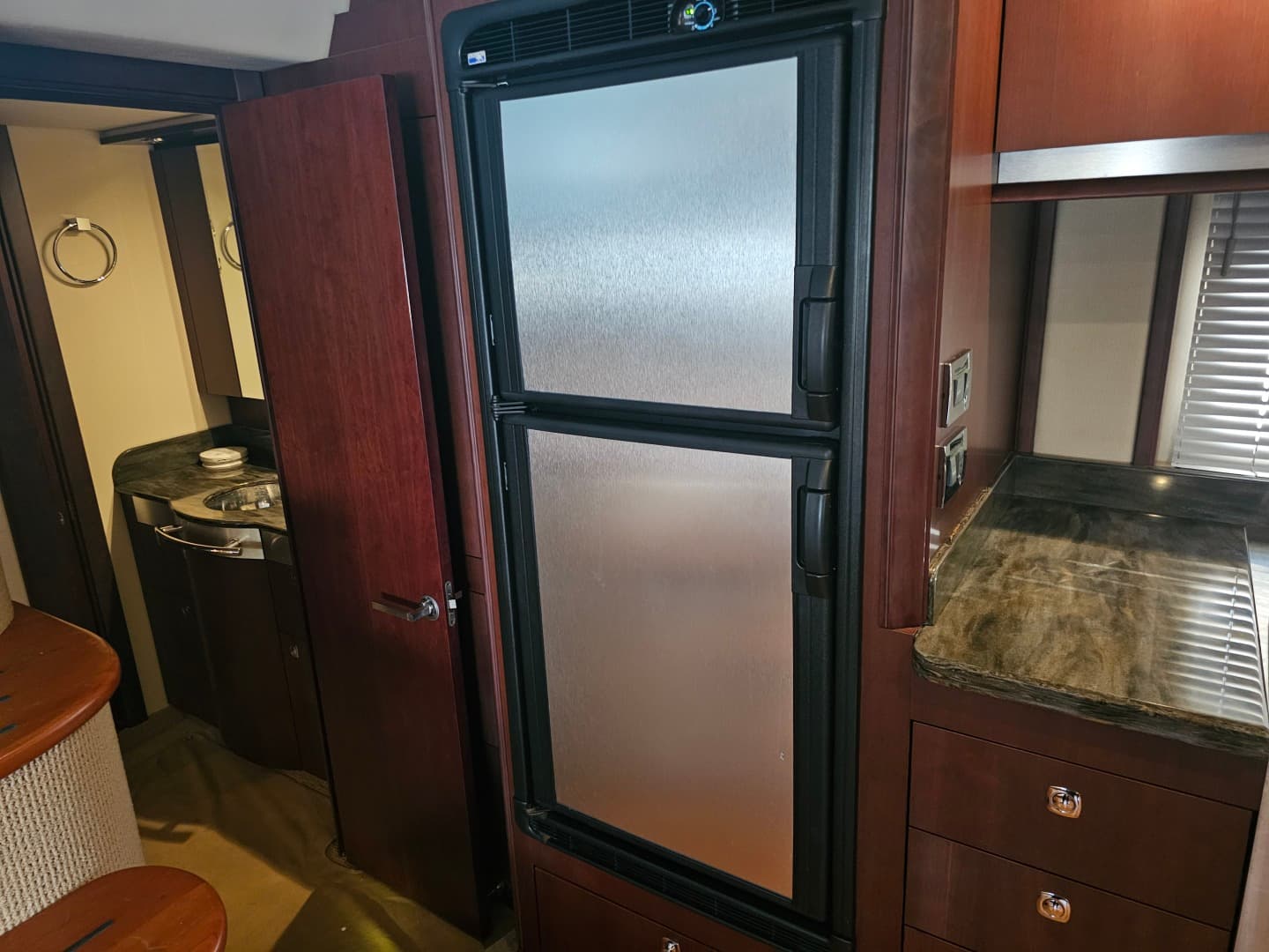 2012 Sea Ray 500 Sundancer — photo 33