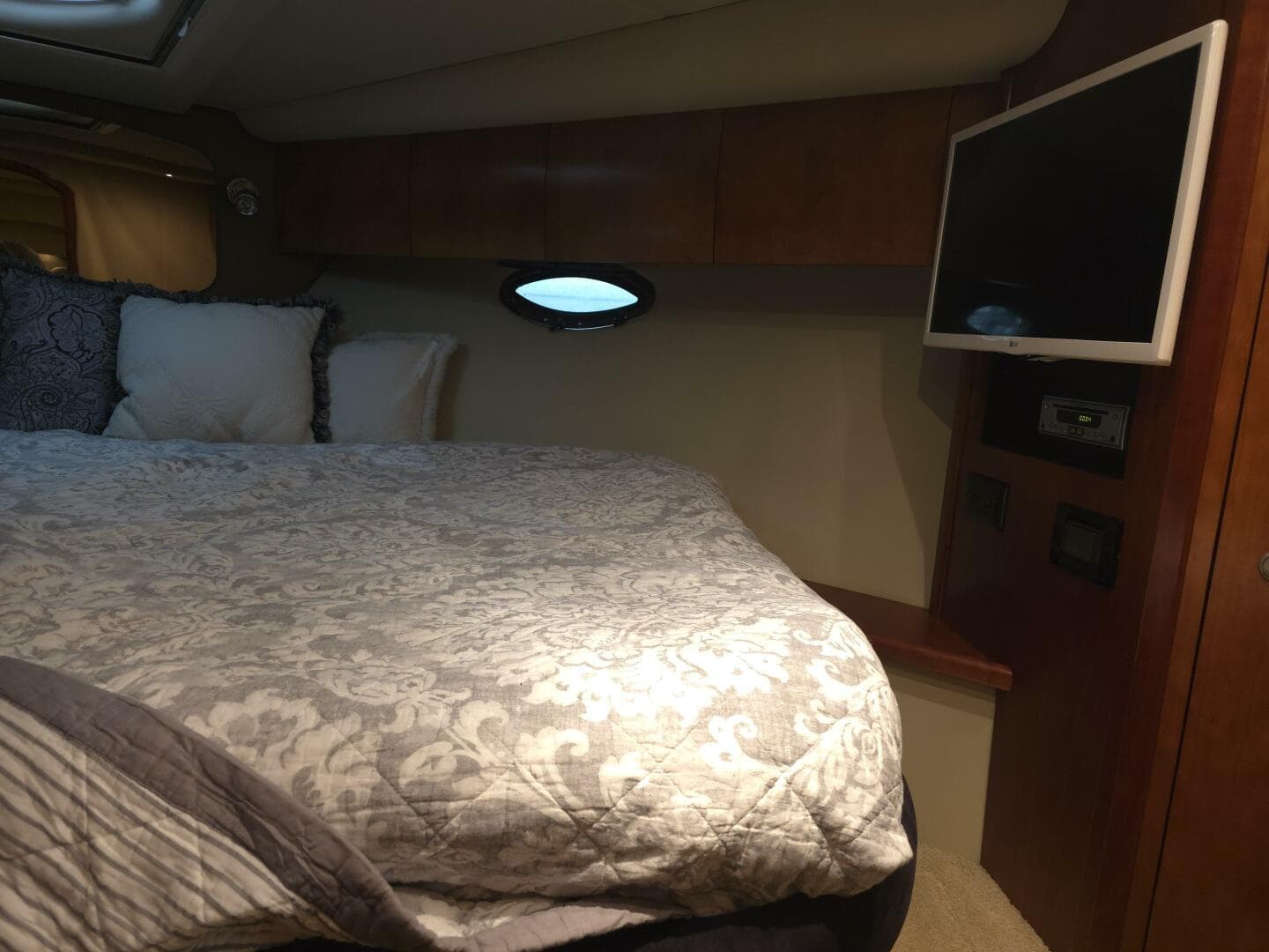 2008 Cruisers Yachts — photo 15