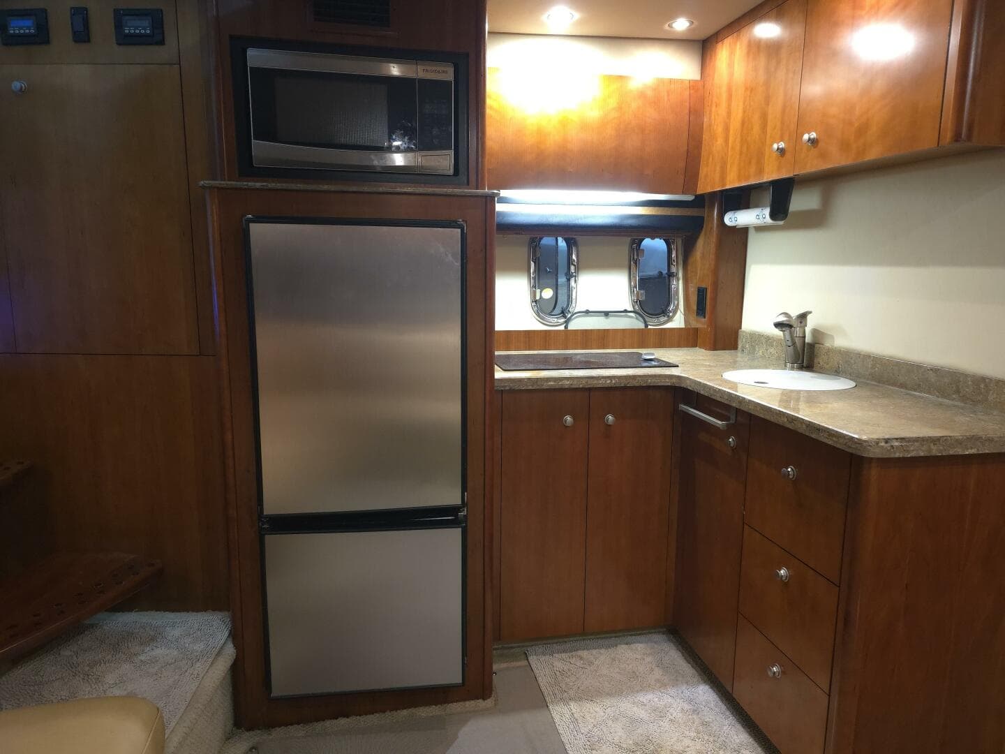 2008 Cruisers Yachts — photo 28