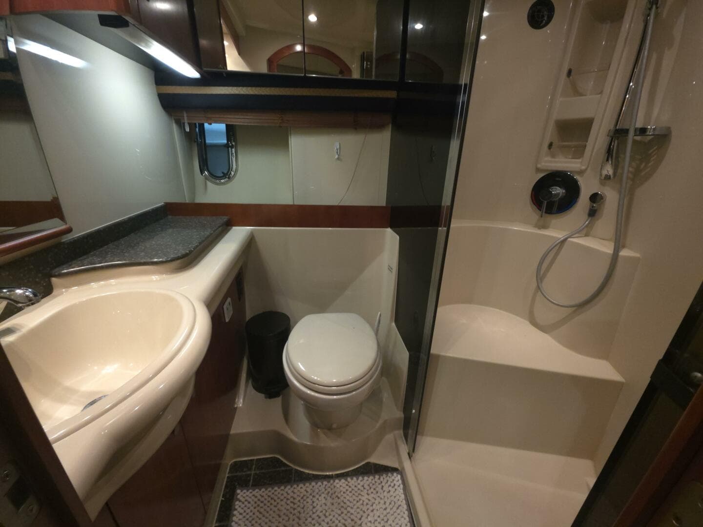 2008 Cruisers Yachts — photo 17