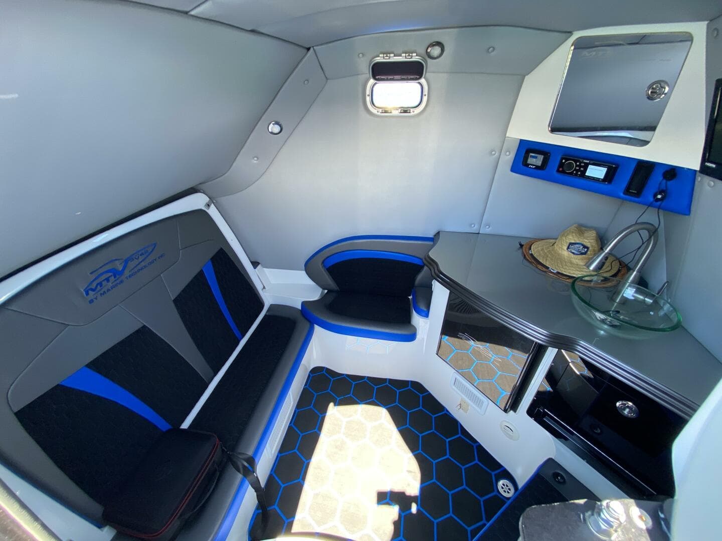 2016 Mti V42 — photo 7