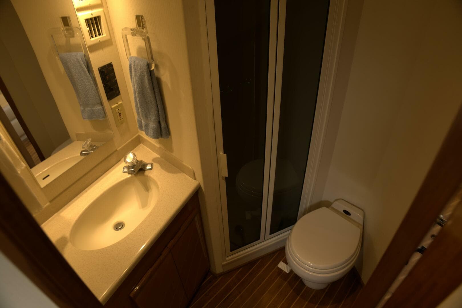 2002 Viking 43 Open — photo 16