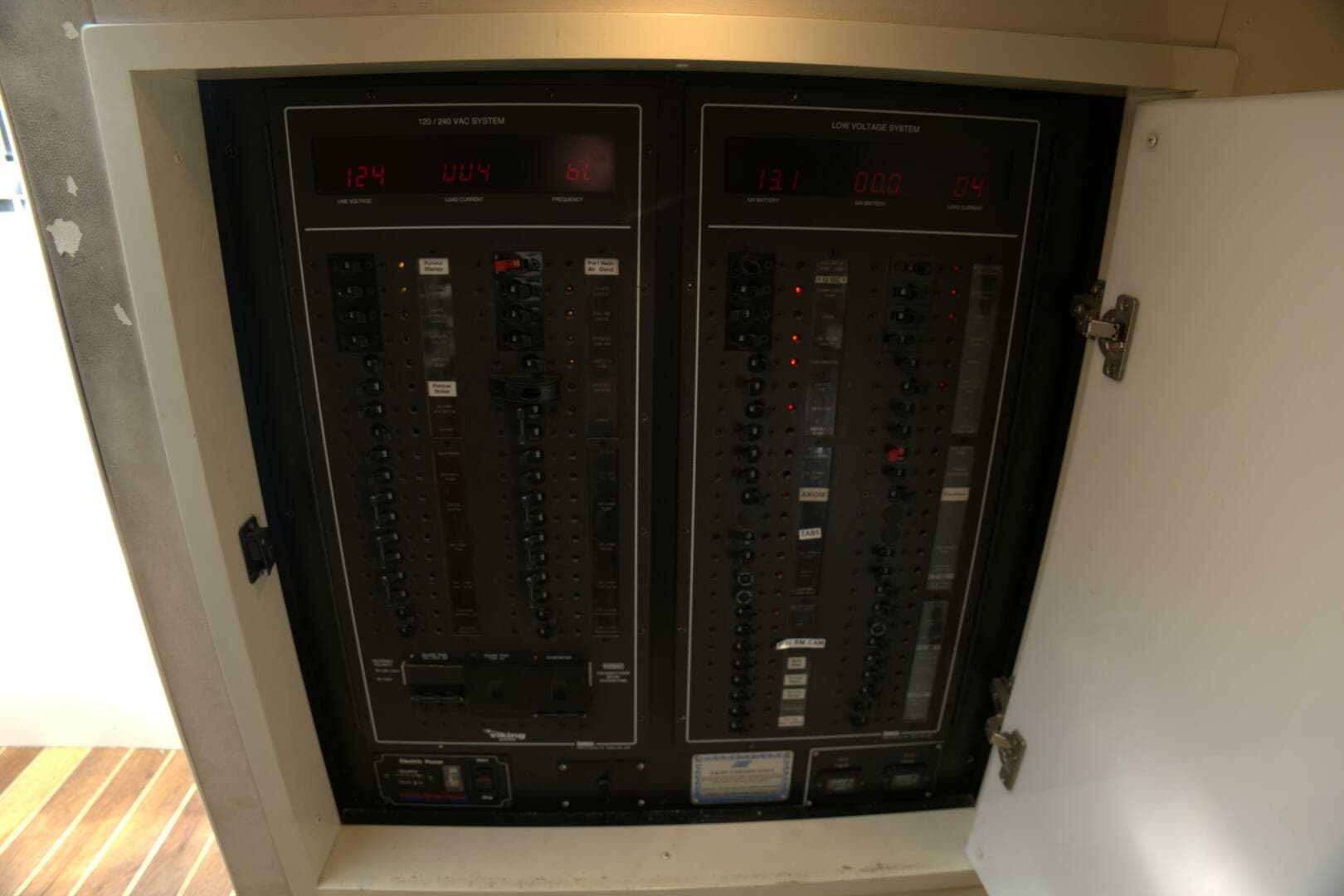 2002 Viking 43 Open — photo 11