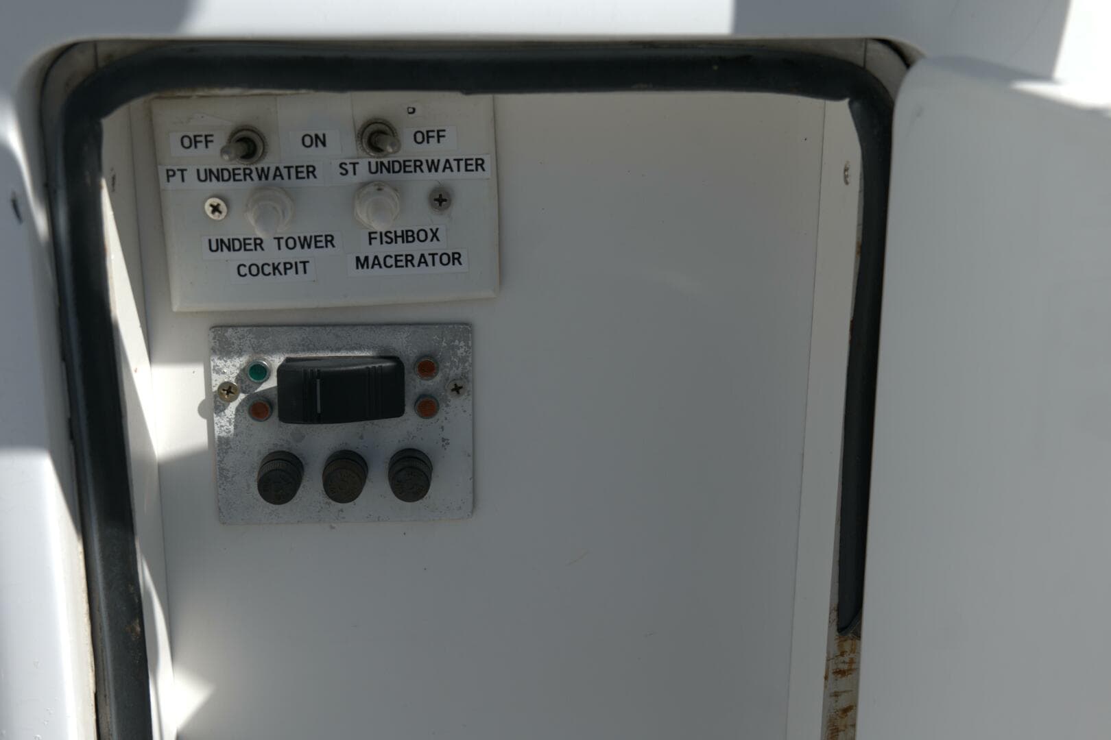 2002 Viking 43 Open — photo 27