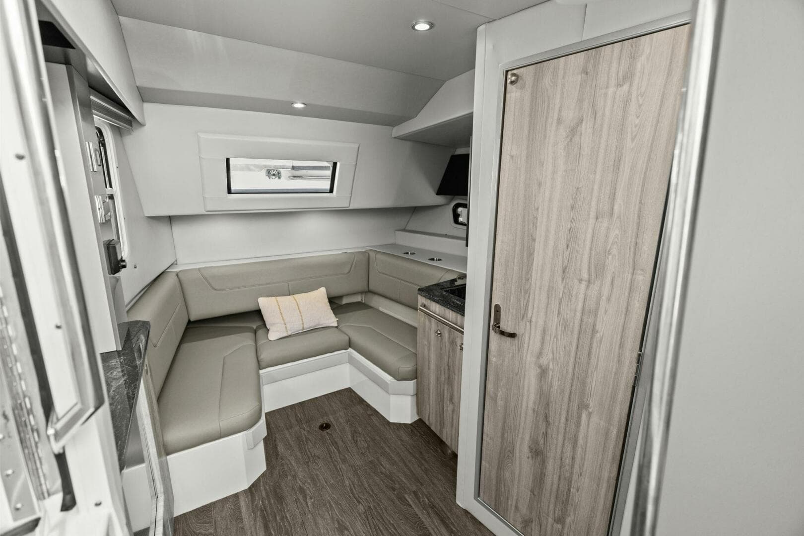 2023 Formula 380 Super Sport Crossover — photo 23