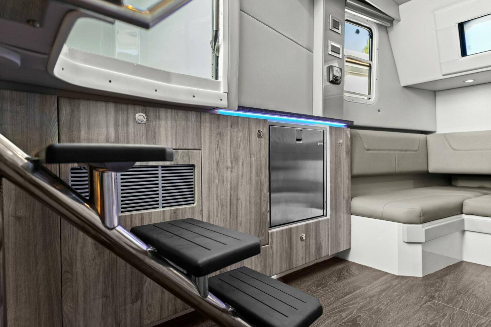 2023 Formula 380 Super Sport Crossover — photo 27