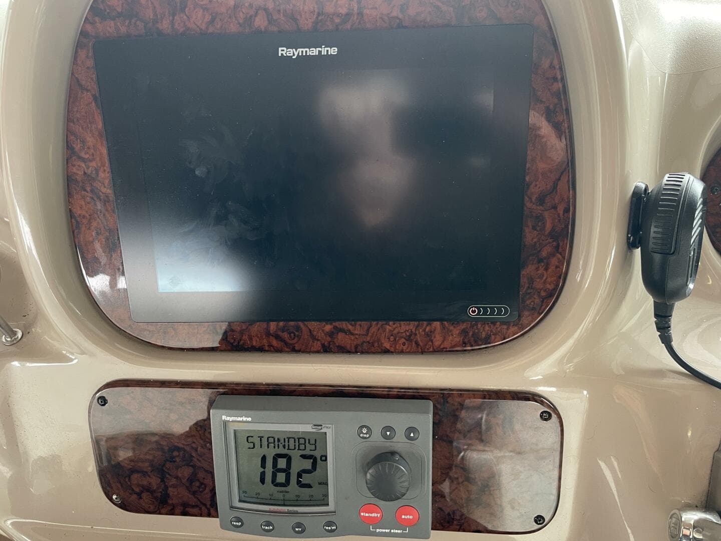 2001 Sea Ray 380 Sundancer — photo 11