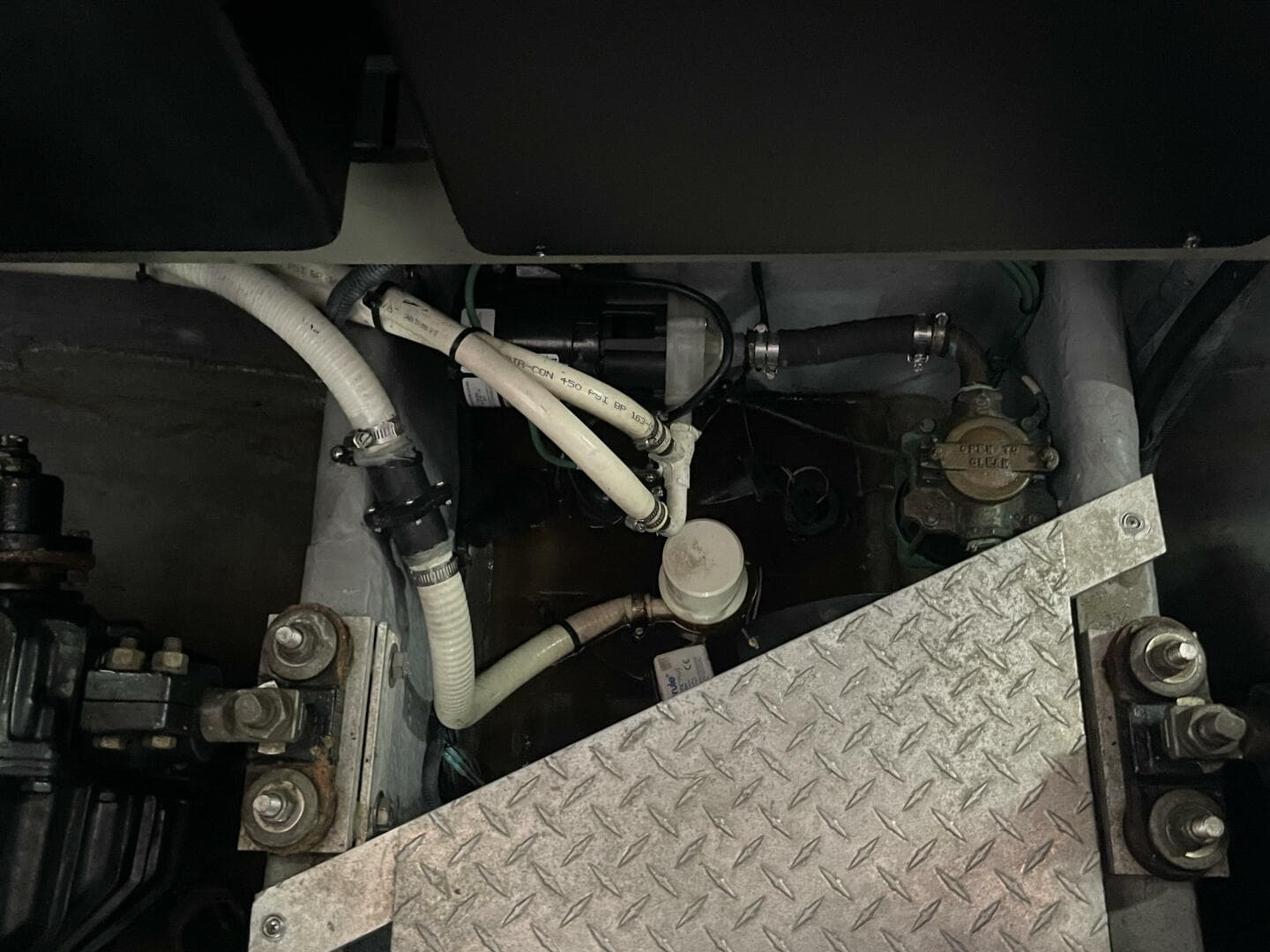 2001 Sea Ray 380 Sundancer — photo 44