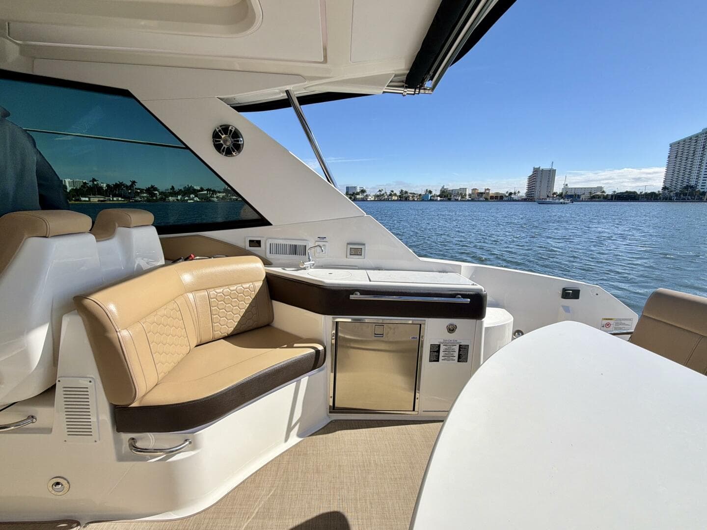 2022 Sea Ray Sundancer 230 — photo 25