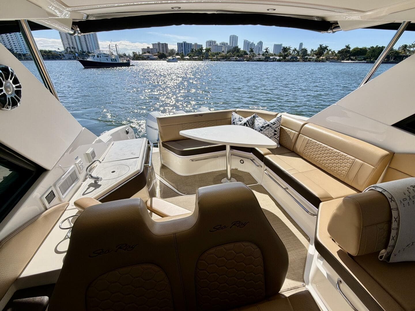 2022 Sea Ray Sundancer 230 — photo 23