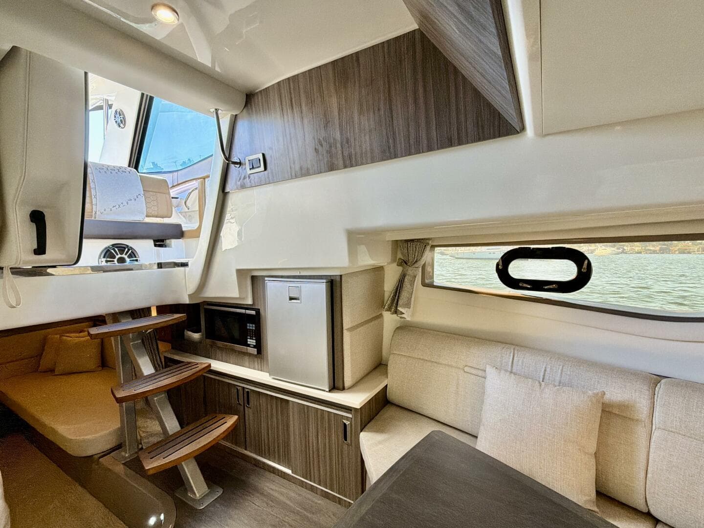 2022 Sea Ray Sundancer 230 — photo 8