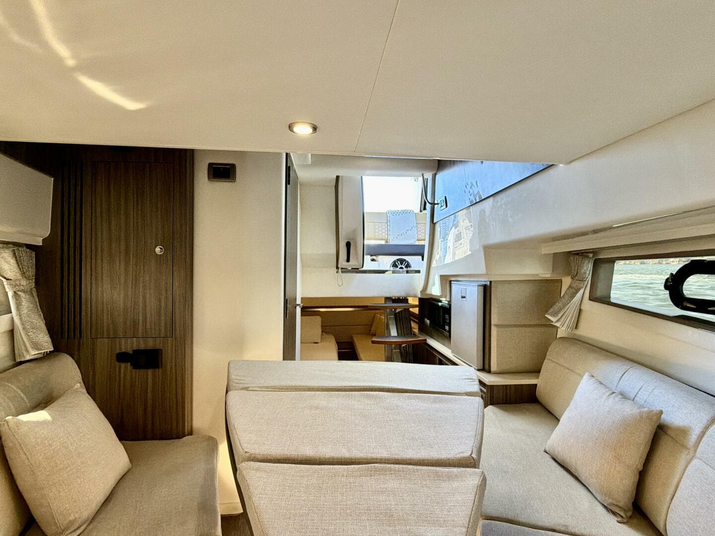 2022 Sea Ray Sundancer 230 — photo 6