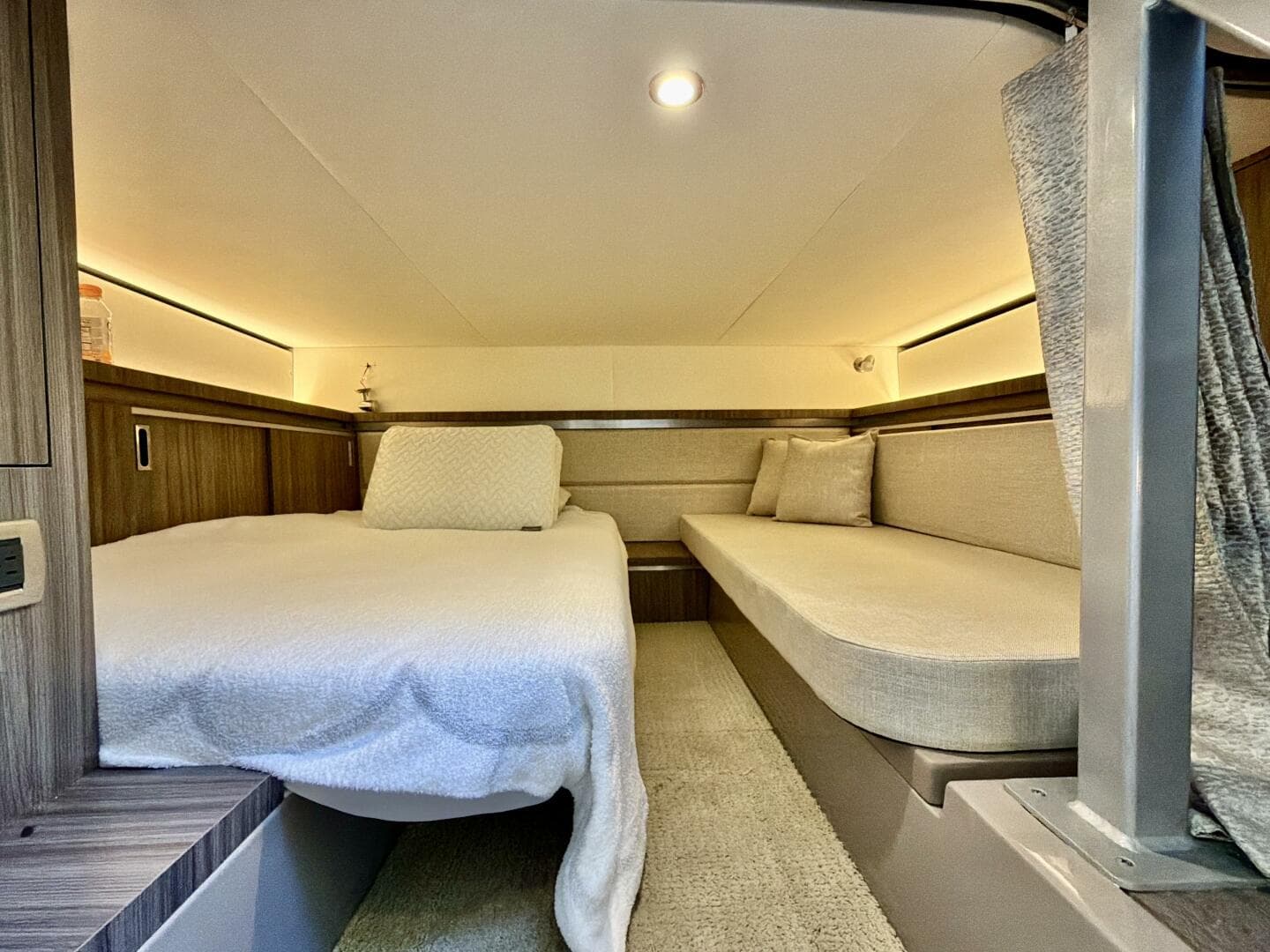 2022 Sea Ray Sundancer 230 — photo 13