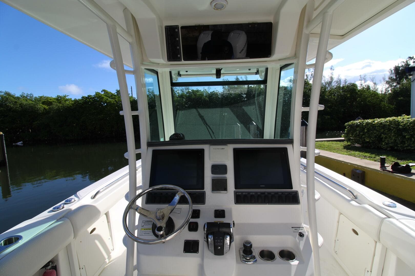 2015 Boston Whaler — photo 2