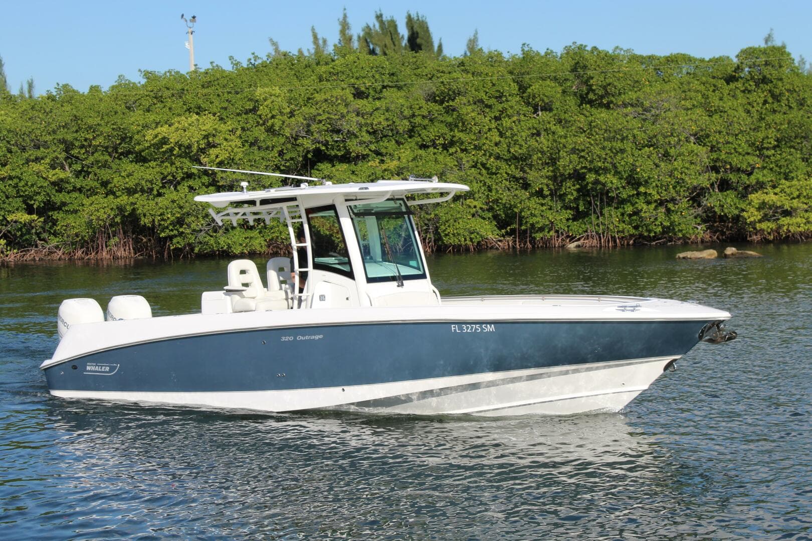 2015 Boston Whaler — photo 26