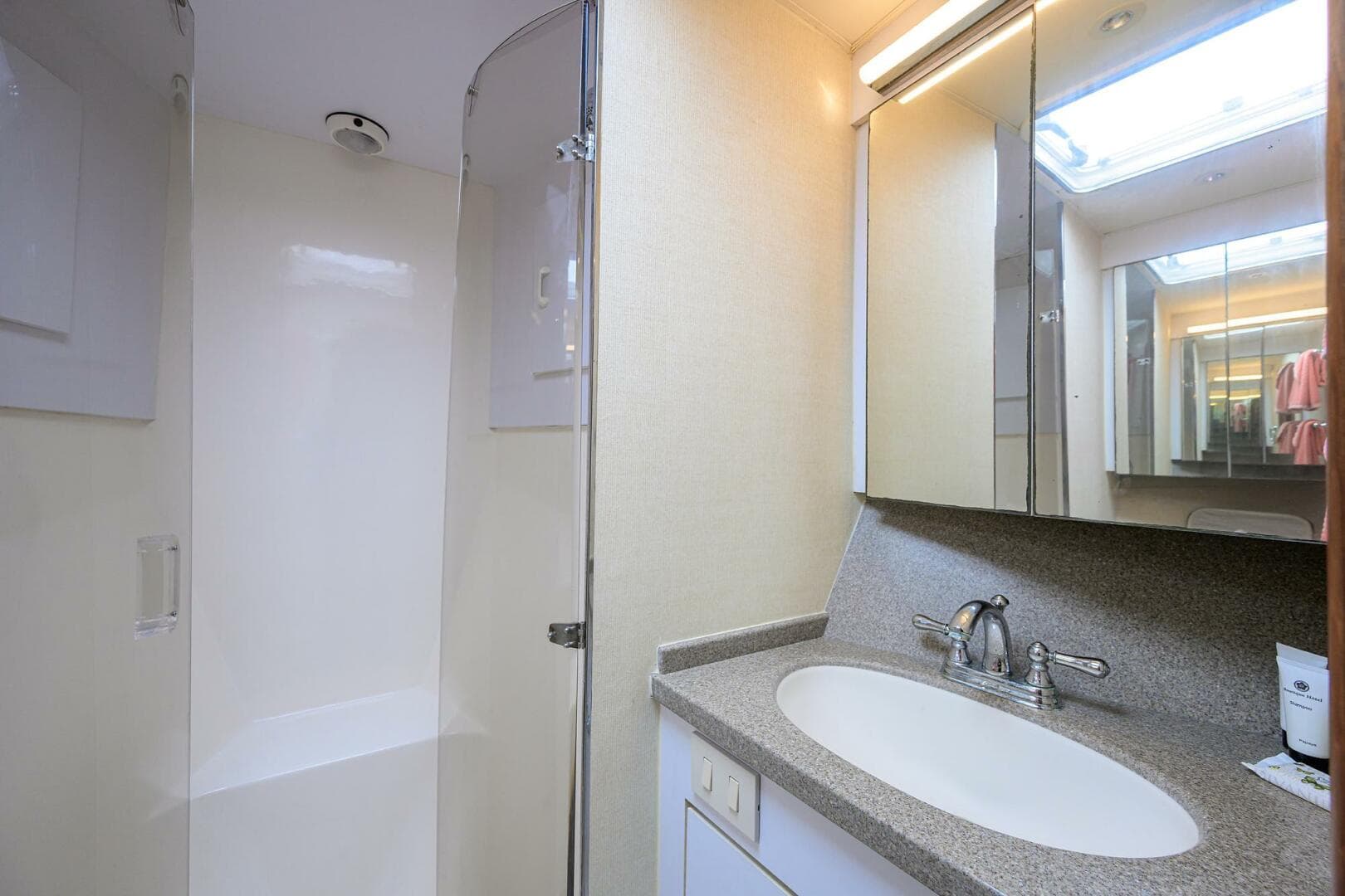 2001 Ocean Yachts Super Sport — photo 40