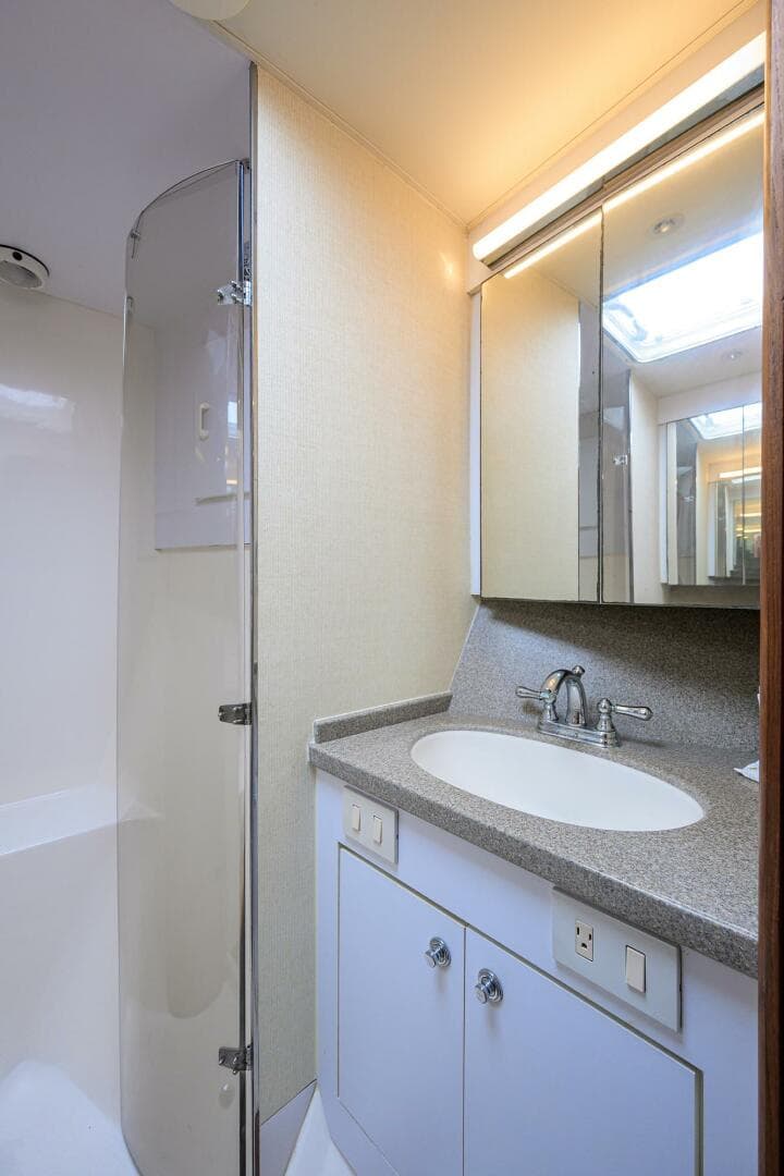 2001 Ocean Yachts Super Sport — photo 39