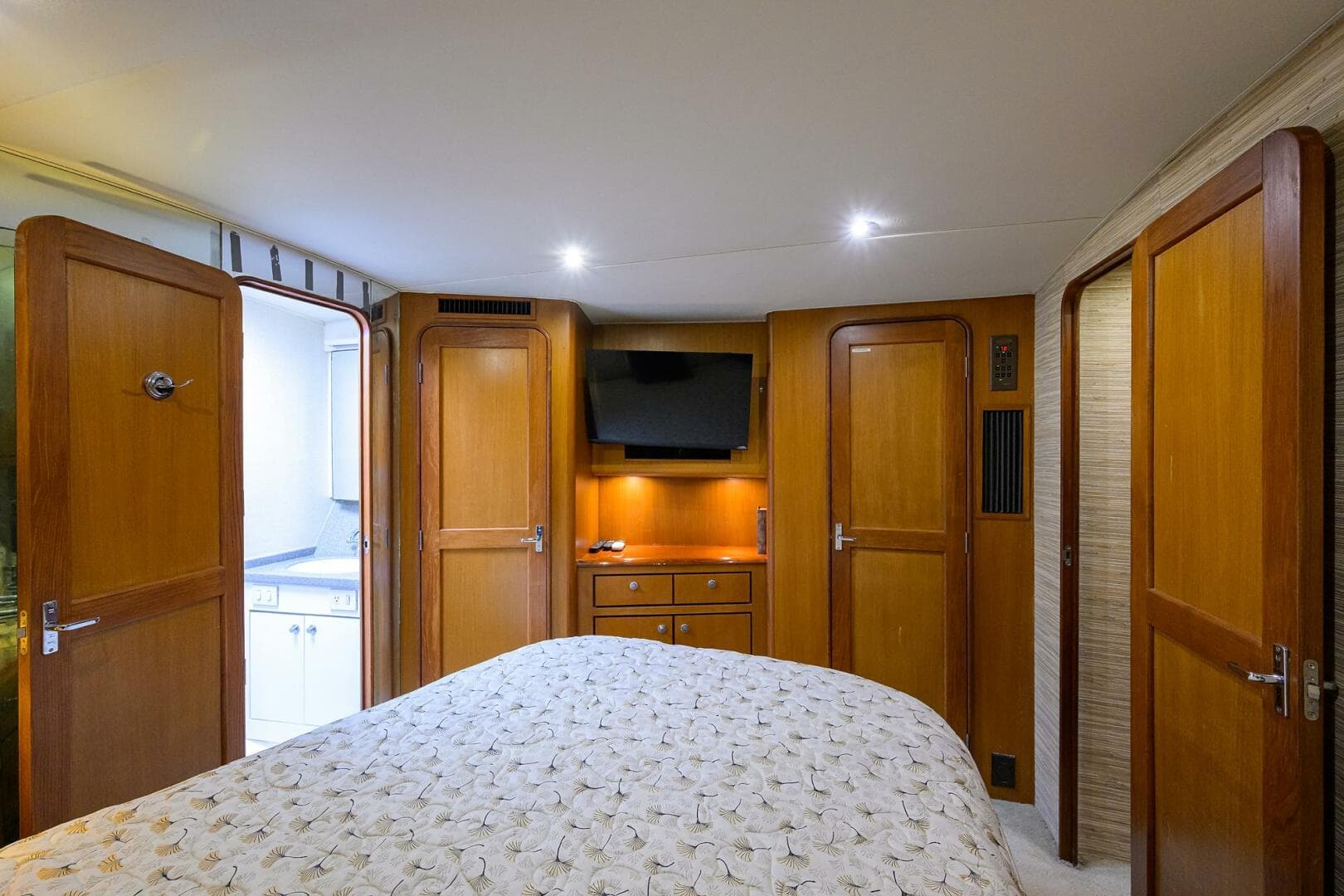 2001 Ocean Yachts Super Sport — photo 34