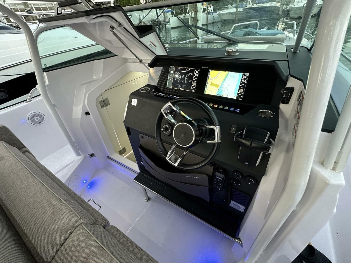 2024 Axopar 37 Sun Top — photo 14