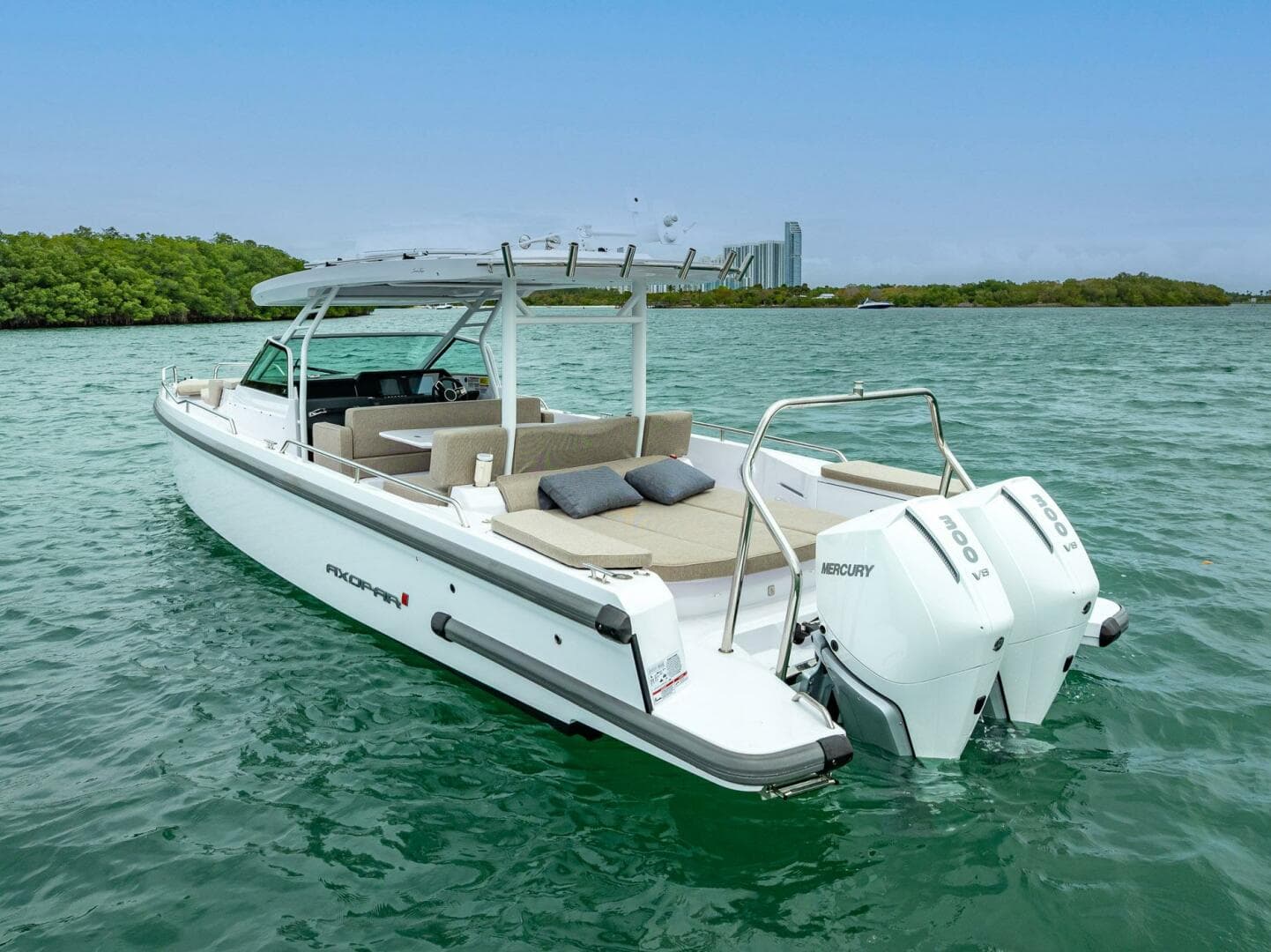 2024 Axopar 37 Sun Top — photo 4