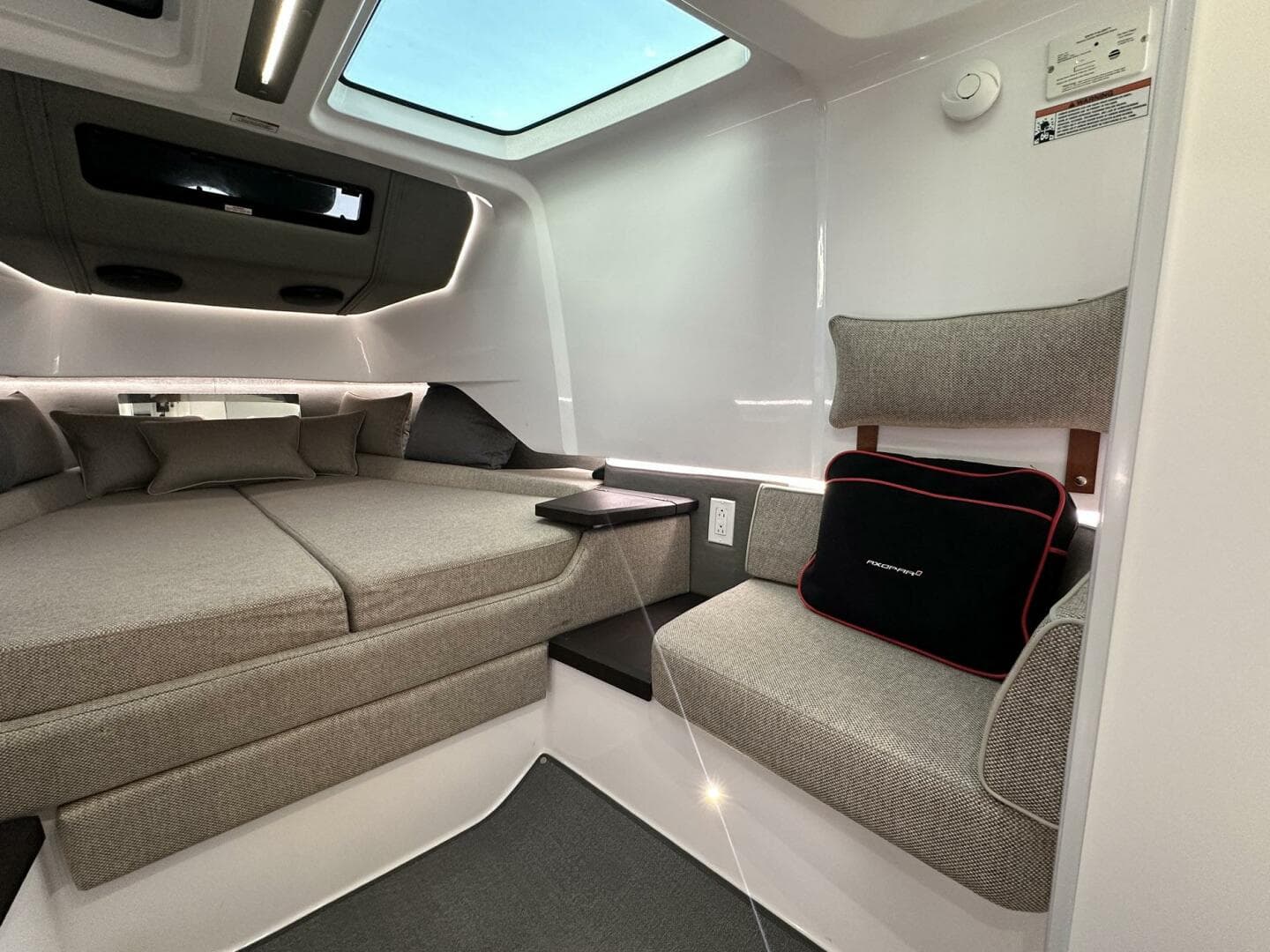 2024 Axopar 37 Sun Top — photo 10