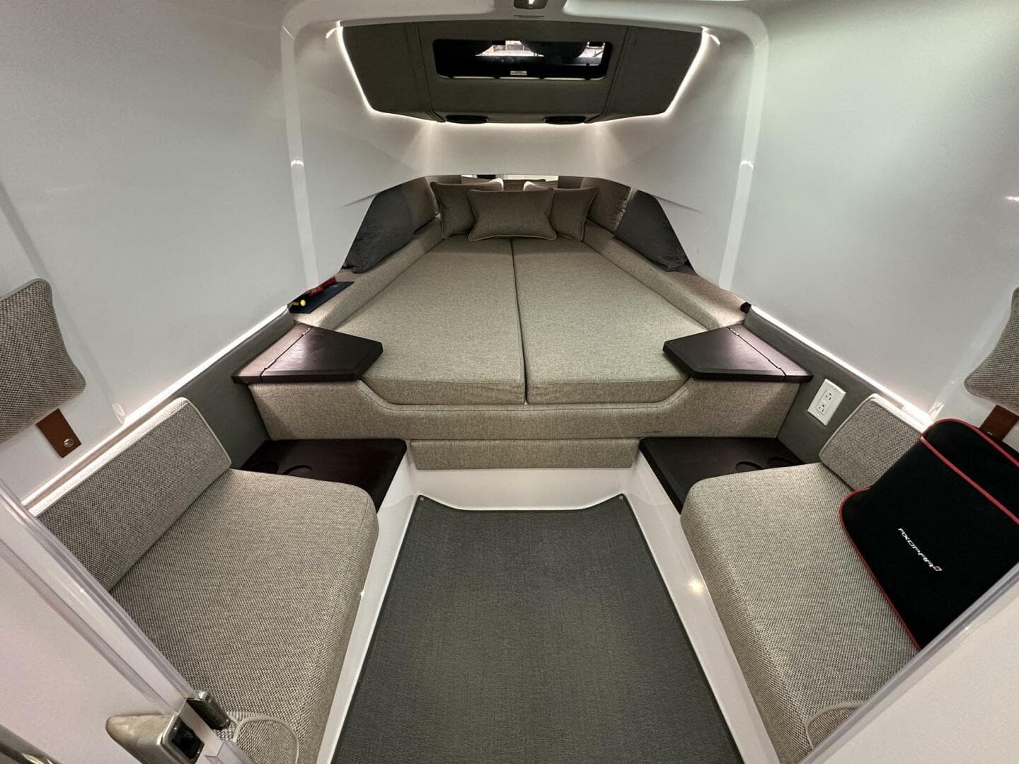 2024 Axopar 37 Sun Top — photo 9