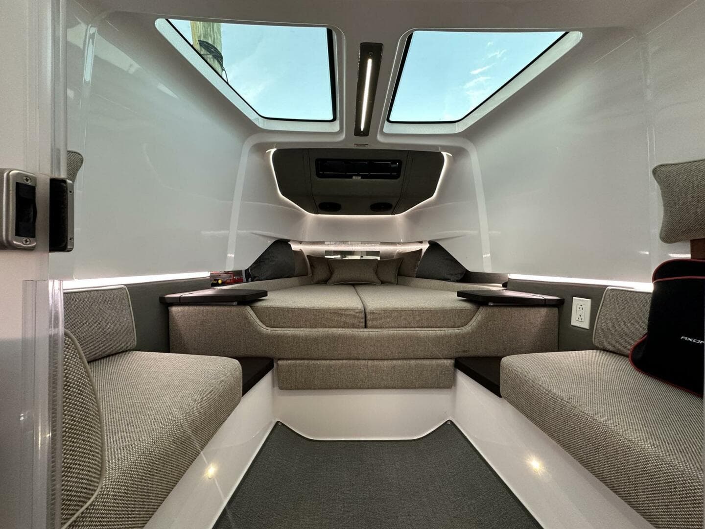 2024 Axopar 37 Sun Top — photo 12