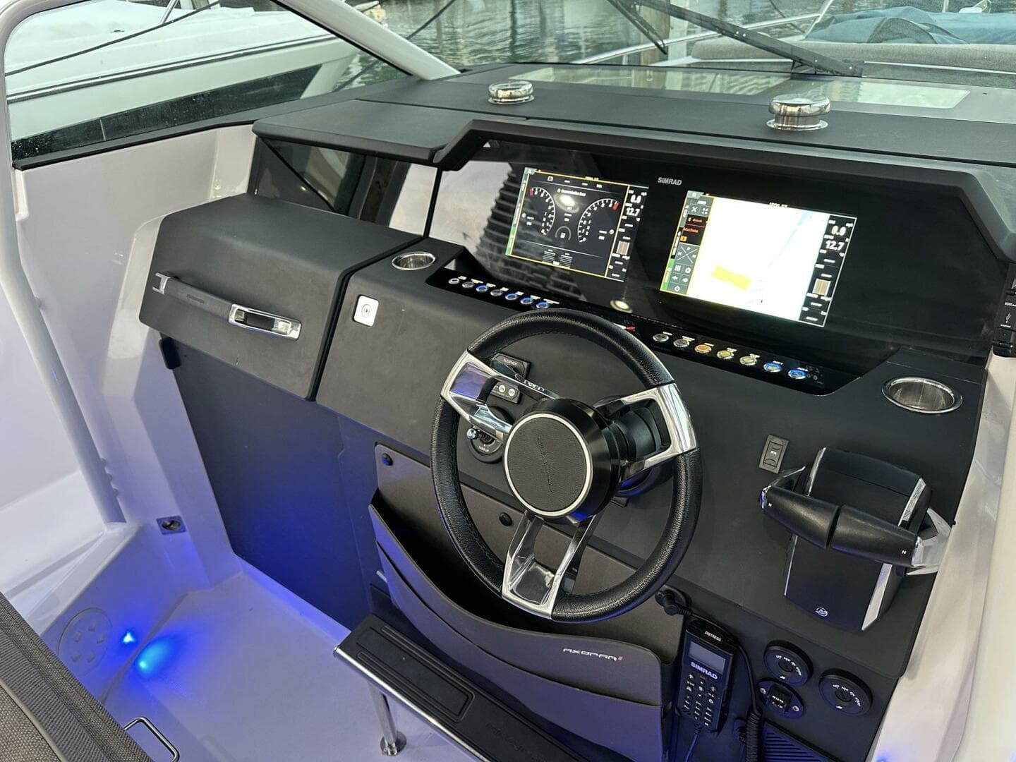 2024 Axopar 37 Sun Top — photo 16