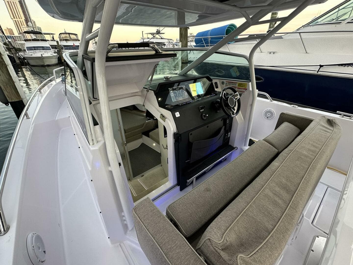 2024 Axopar 37 Sun Top — photo 15