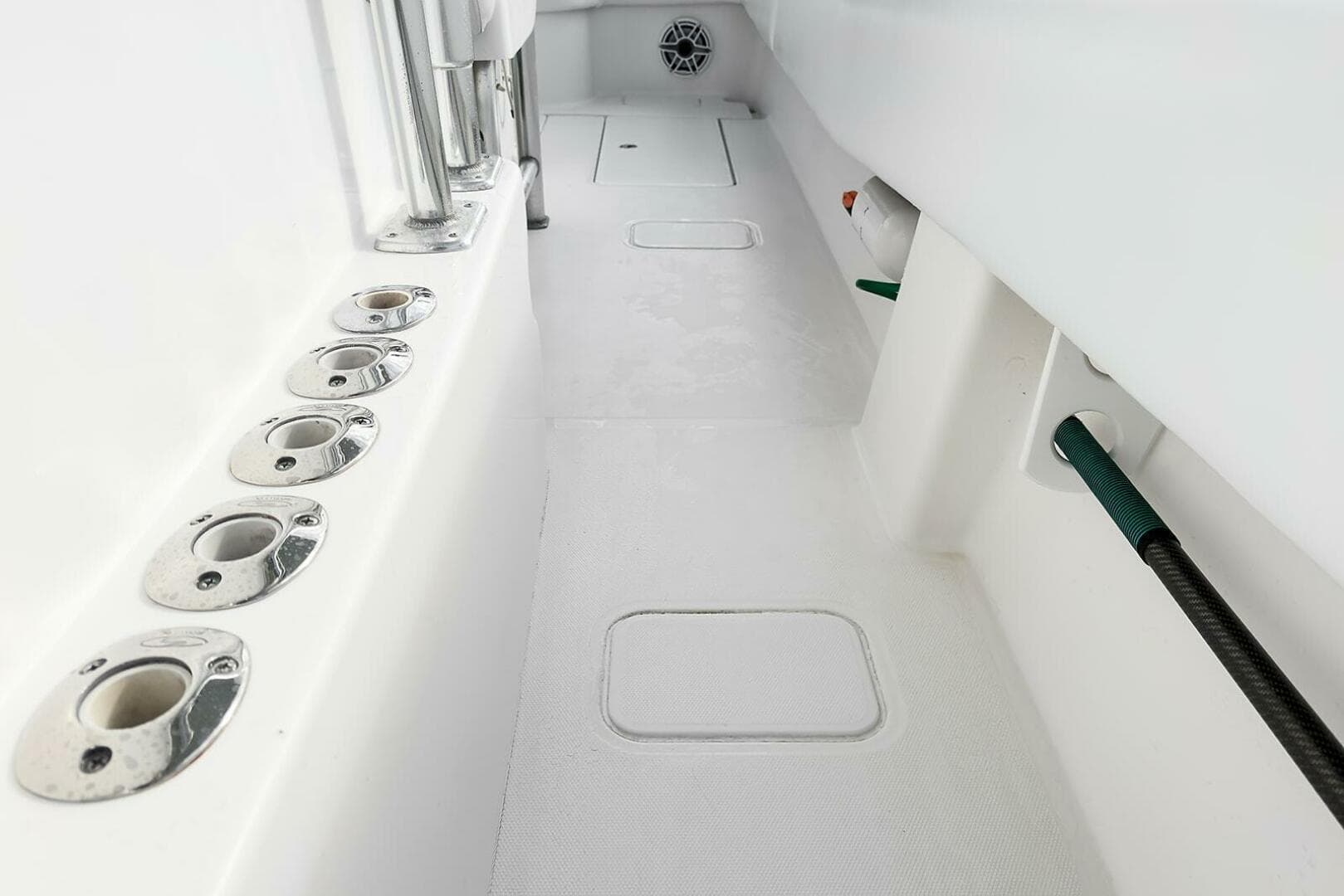 2007 Invincible 33 Open — photo 19