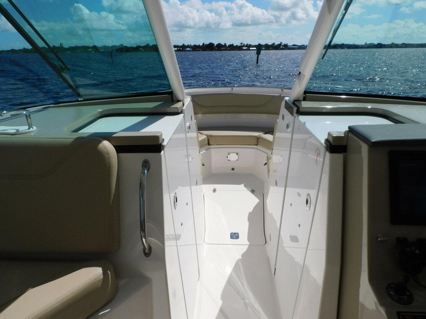2016 Pursuit 325 Dual Console — photo 12