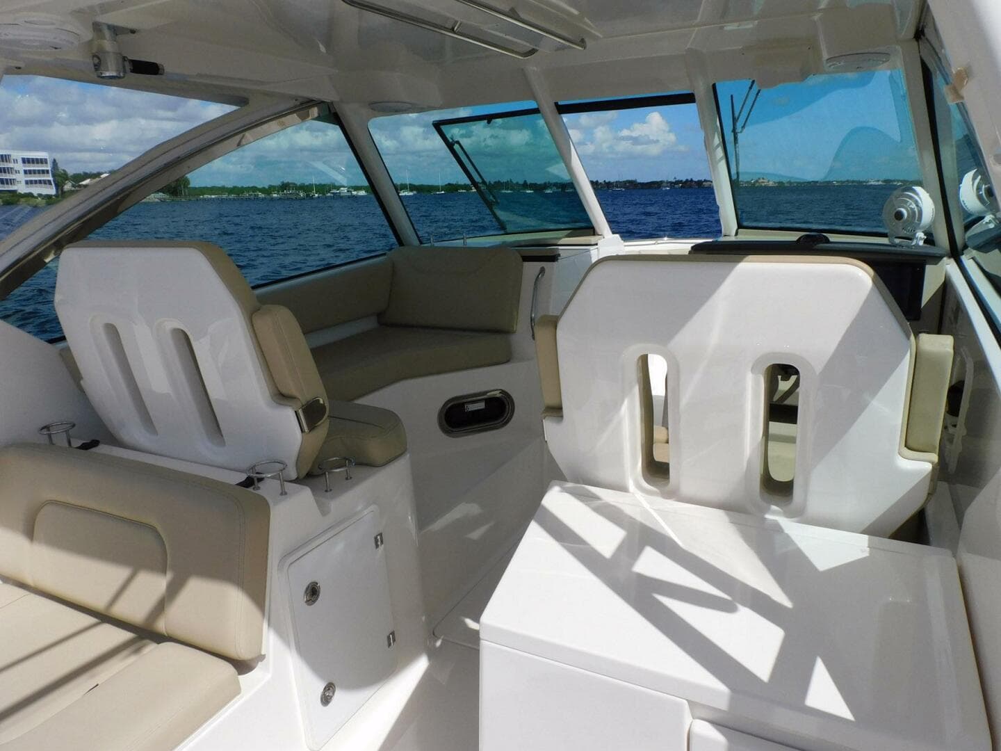 2016 Pursuit 325 Dual Console — photo 25
