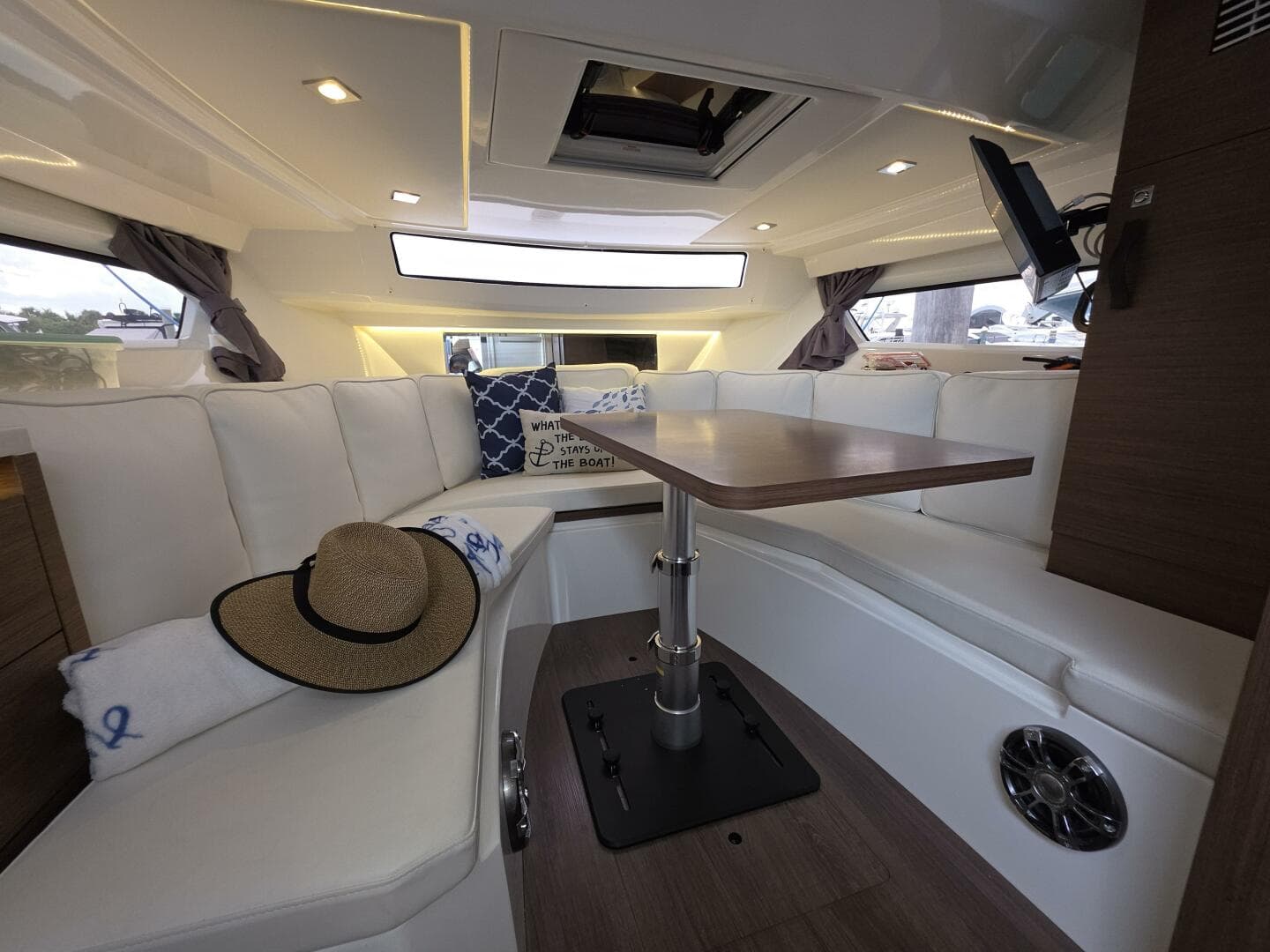 2022 Jeanneau Leader 10.5 WA Series 2 — photo 14