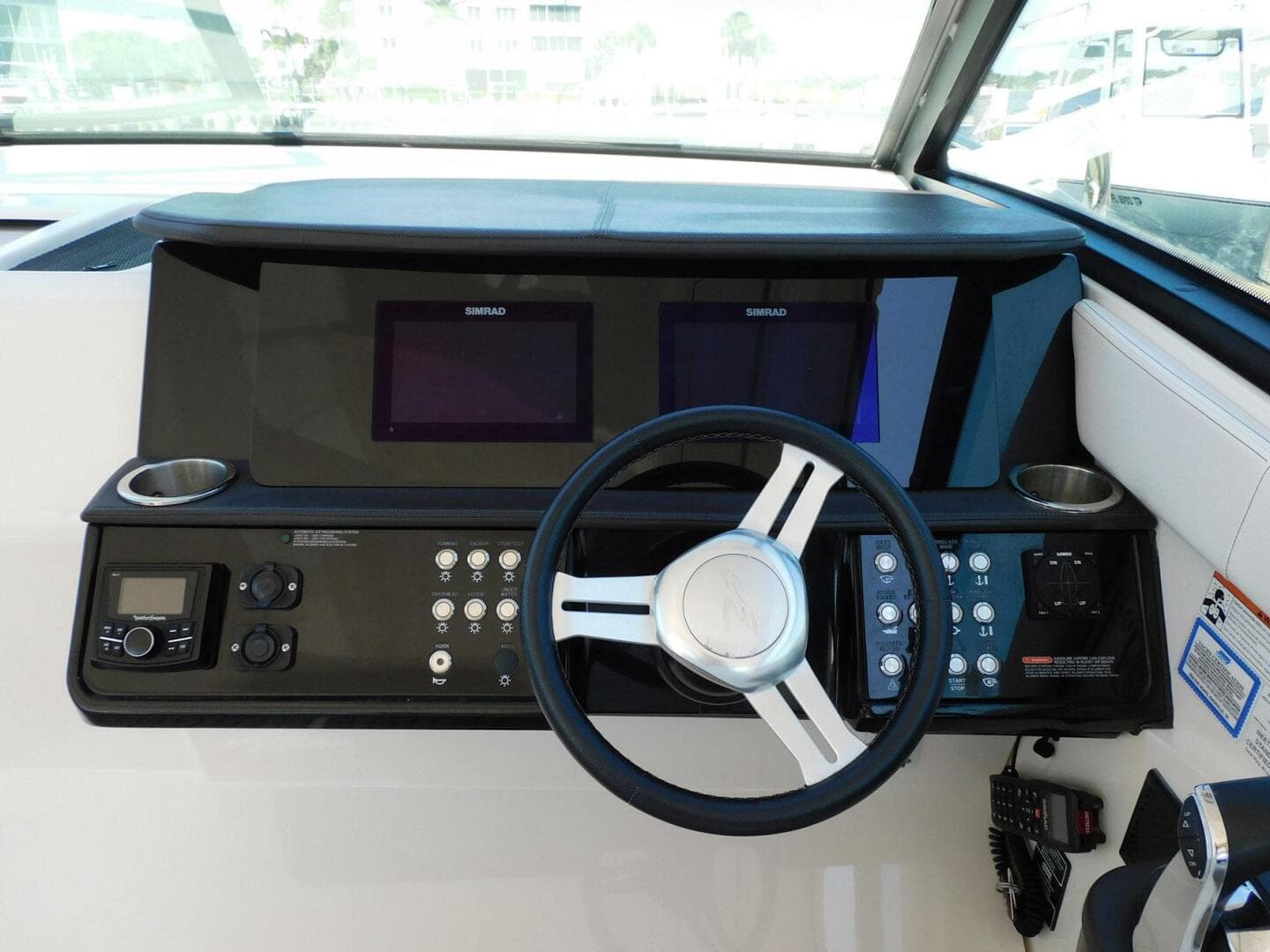 2018 Sea Ray 320 Sundancer — photo 23