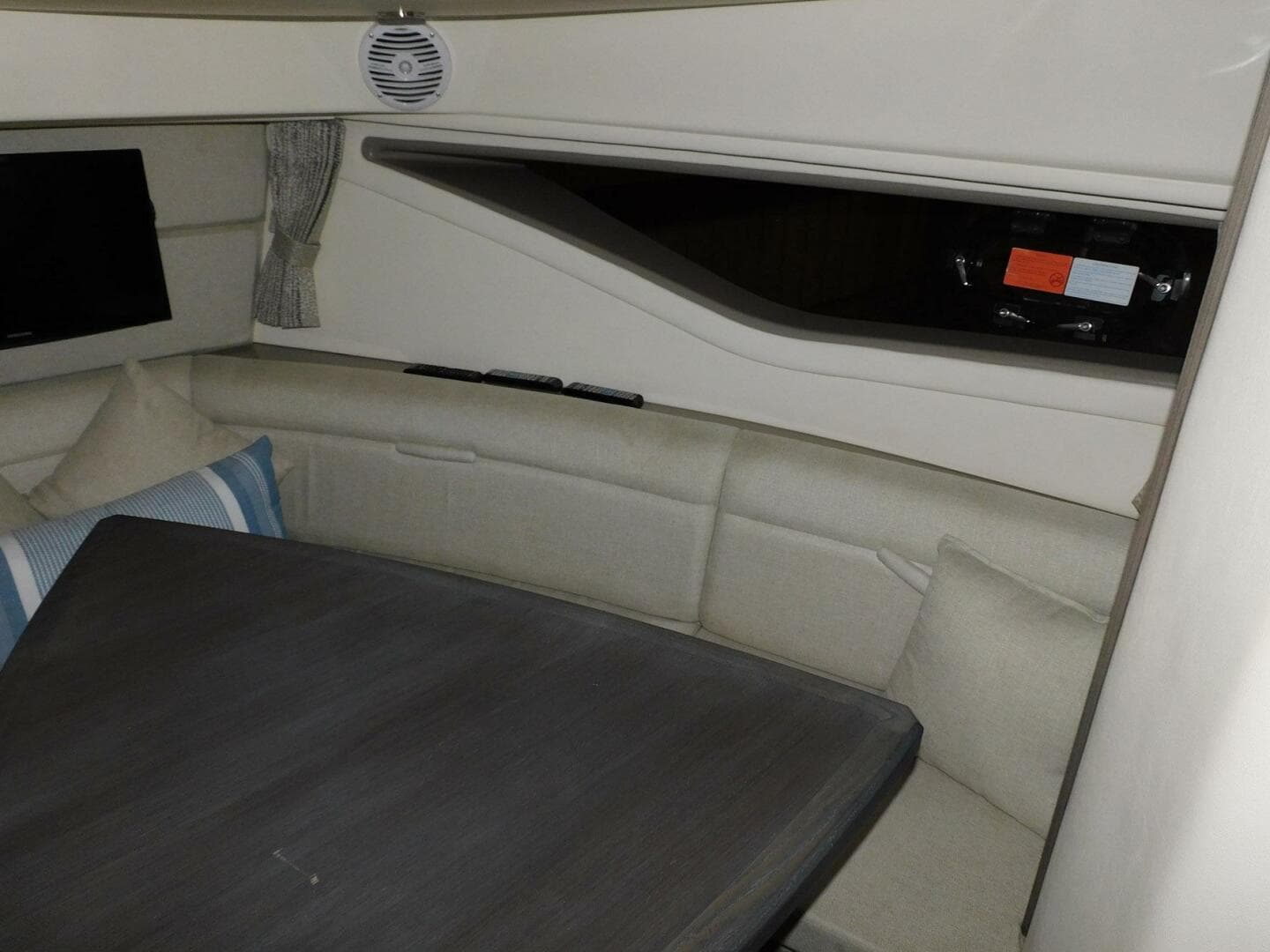 2018 Sea Ray 320 Sundancer — photo 13