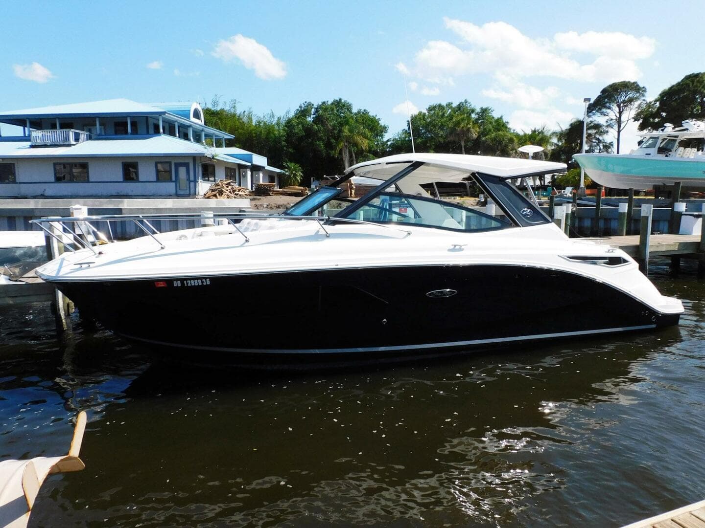 2018 Sea Ray 320 Sundancer — photo 17