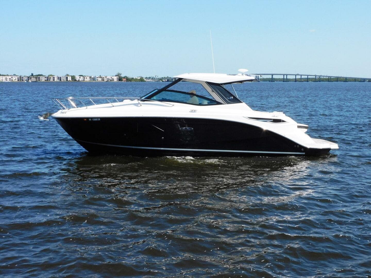 2018 Sea Ray 320 Sundancer — photo 5