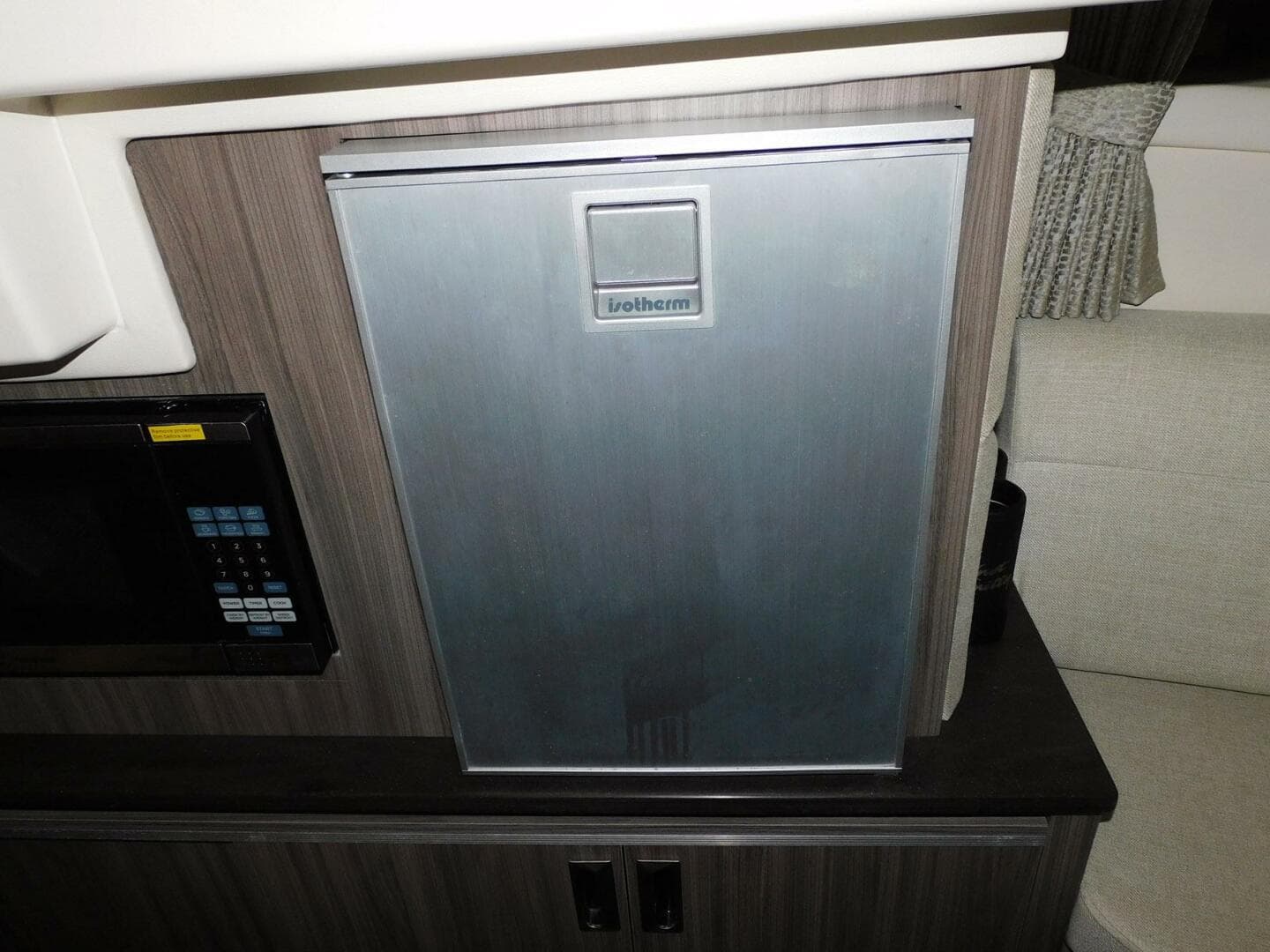 2018 Sea Ray 320 Sundancer — photo 9