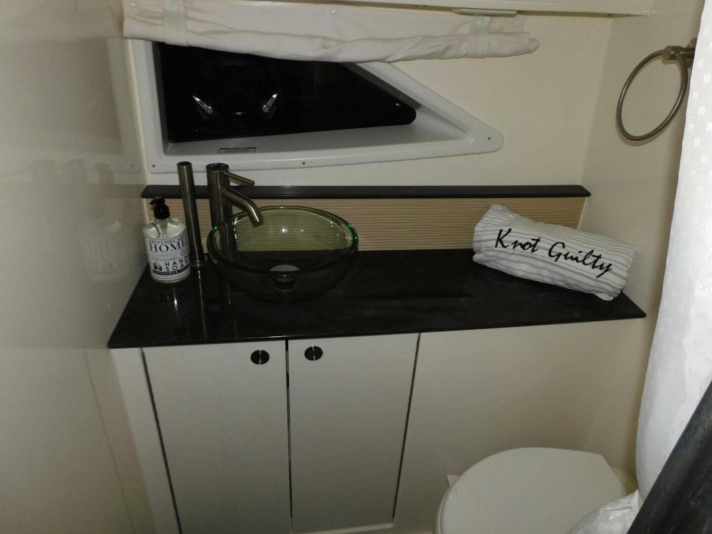 2018 Sea Ray 320 Sundancer — photo 14