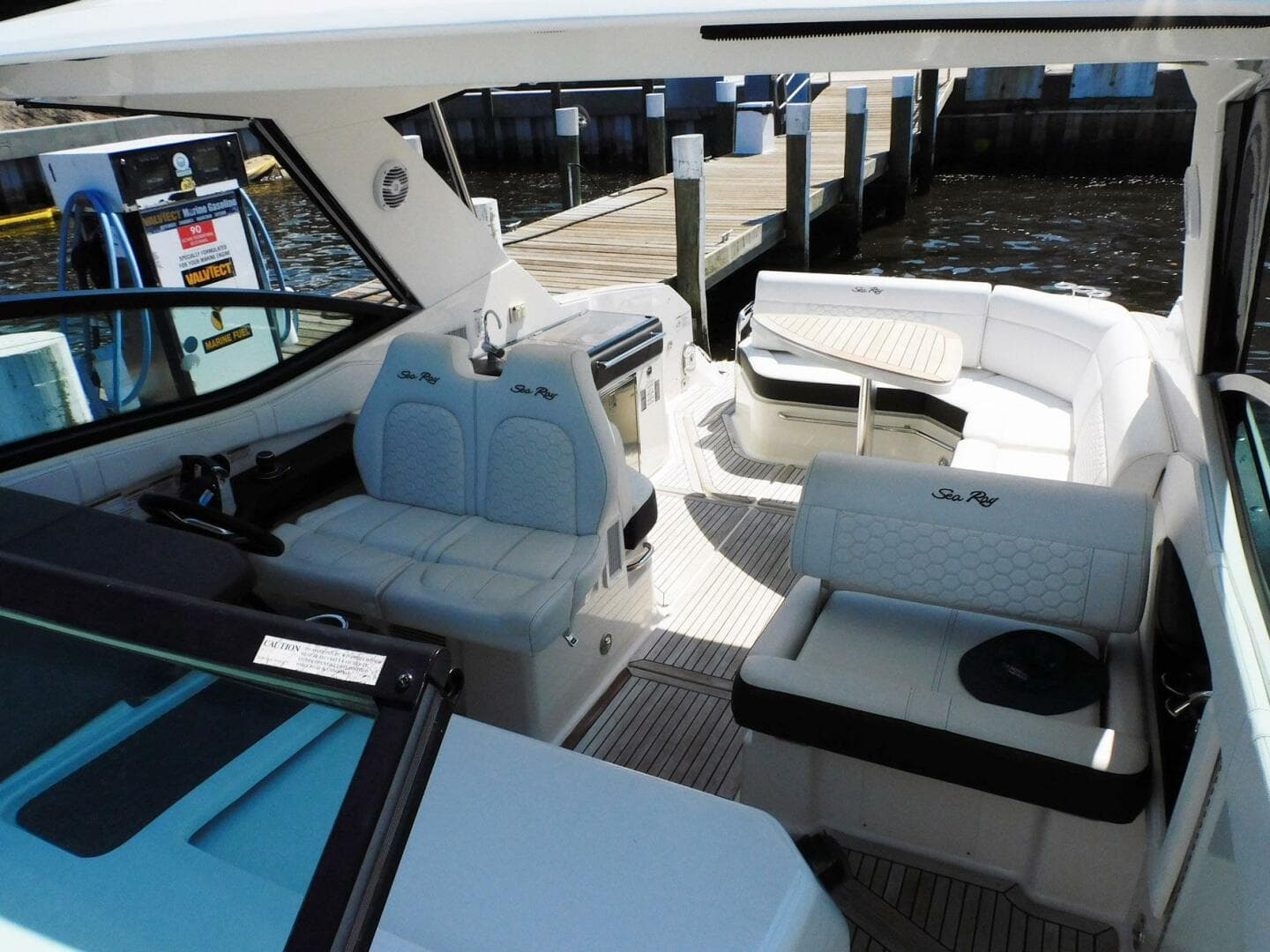 2018 Sea Ray 320 Sundancer — photo 22