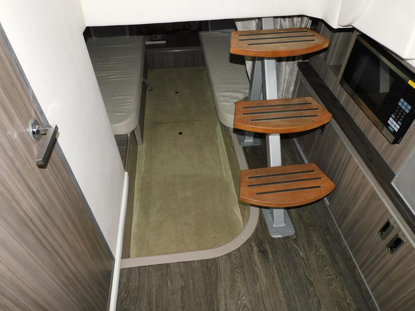 2018 Sea Ray 320 Sundancer — photo 6