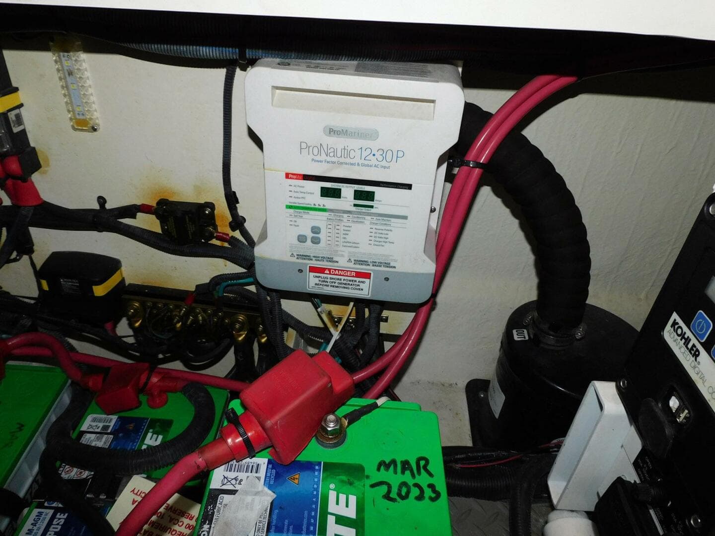 2018 Sea Ray 320 Sundancer — photo 39