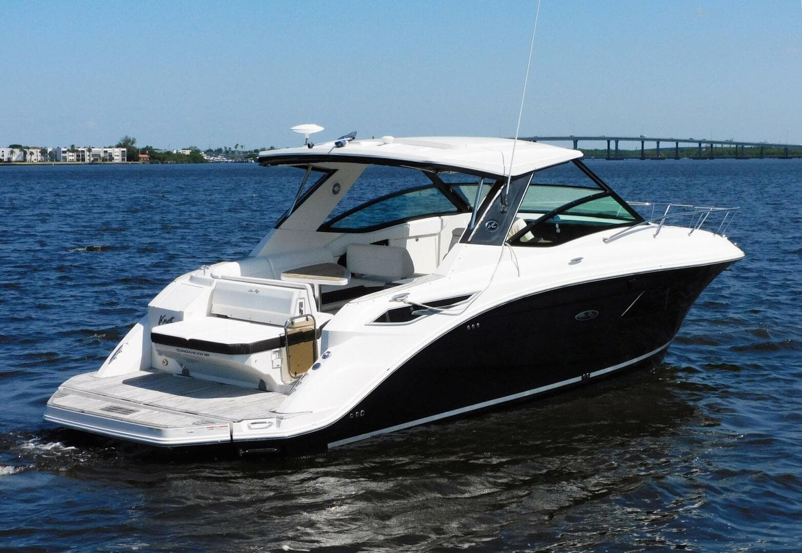 2018 Sea Ray 320 Sundancer — photo 2