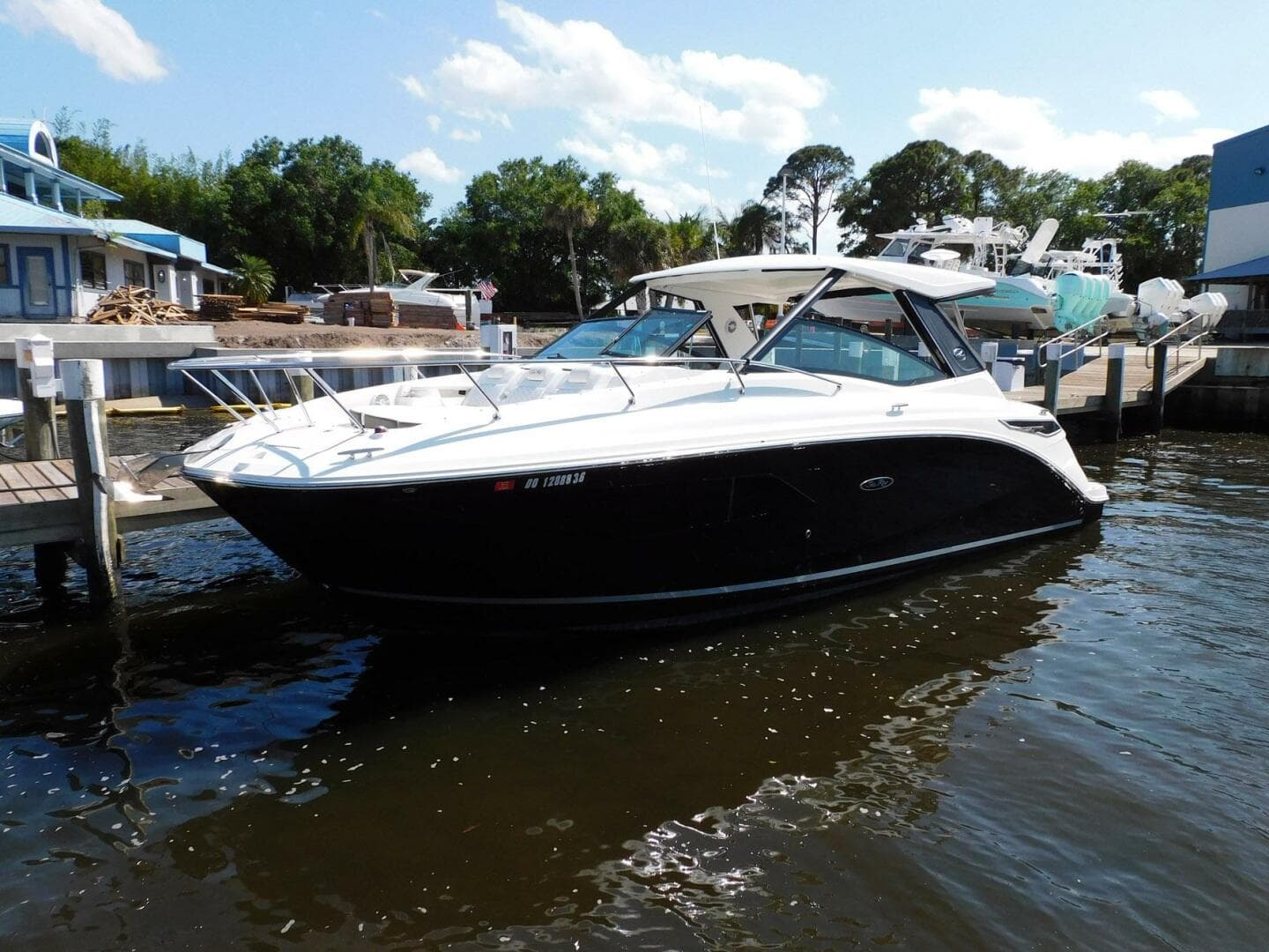 2018 Sea Ray 320 Sundancer — photo 16