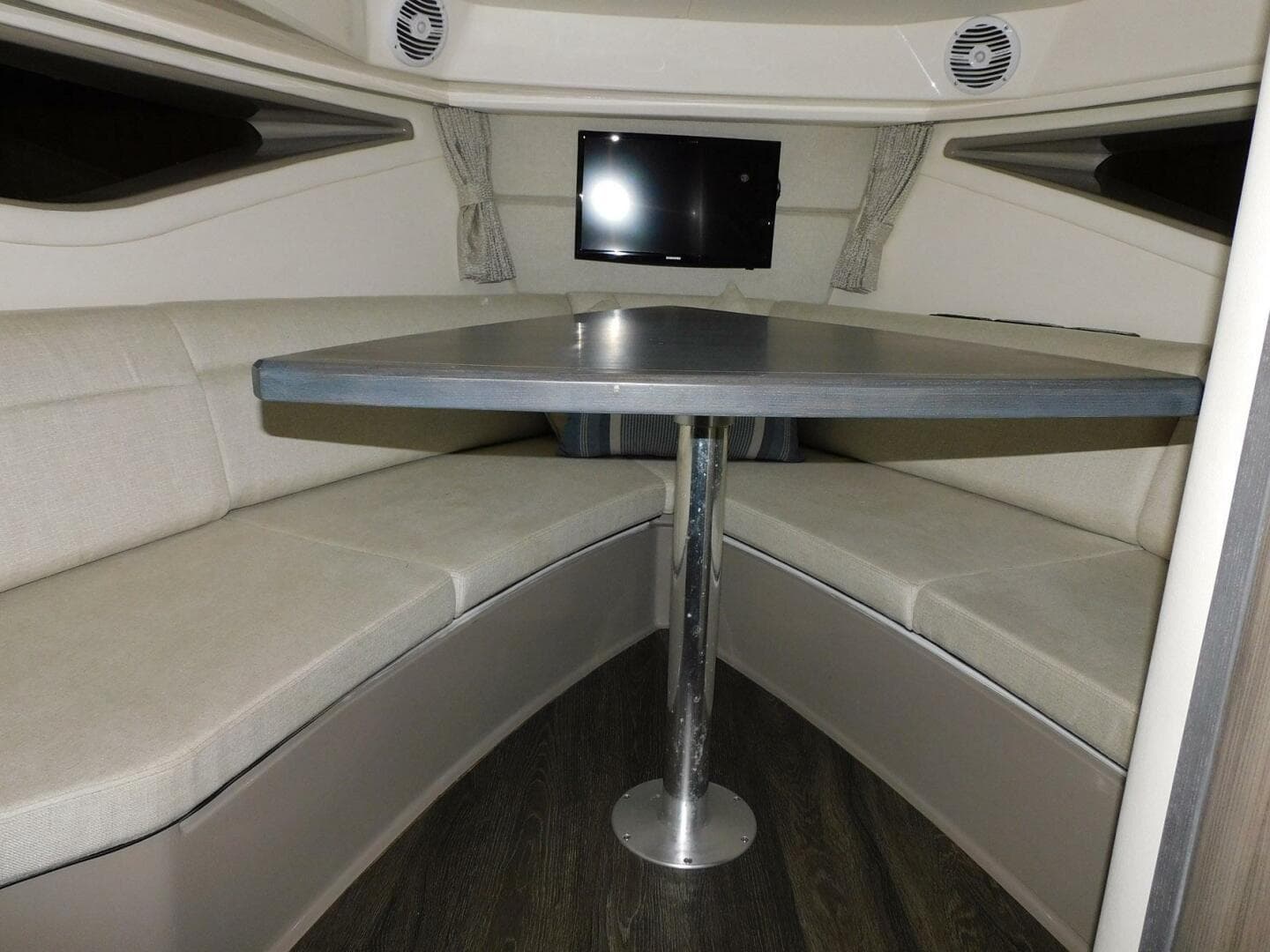2018 Sea Ray 320 Sundancer — photo 12