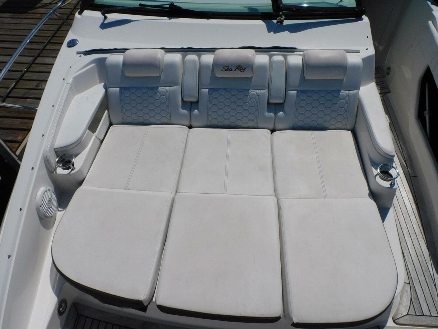 2018 Sea Ray 320 Sundancer — photo 19